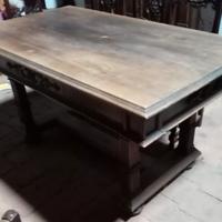 Tavolo in legno lavorato