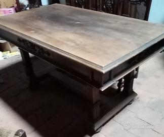 Tavolo in legno lavorato