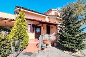 Villa bifamiliare a Vigna di Valle