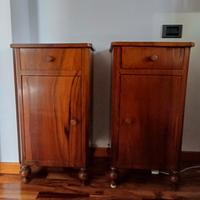 Comodini in legno di noce