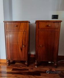 Comodini in legno di noce