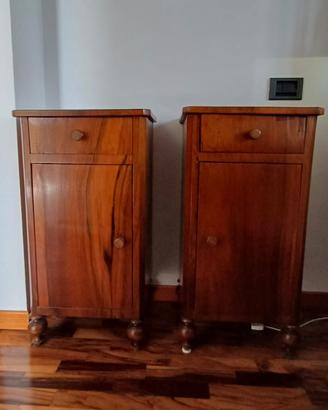 Comodini in legno di noce