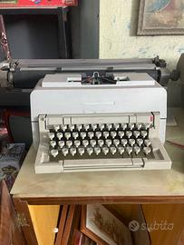 Tre pezzi due macchine da scrivere e un calcolator