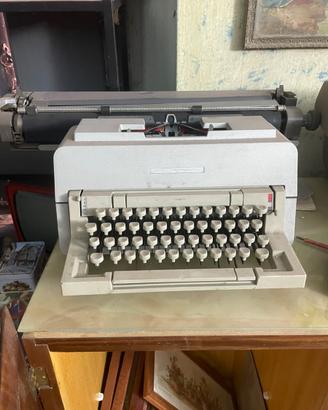Tre pezzi due macchine da scrivere e un calcolator