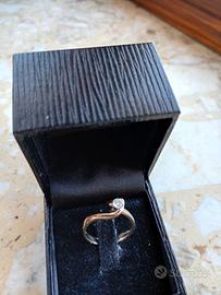 Anello con solitario