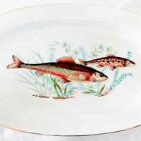 Servizio di piatti in porcellana fine decorati.