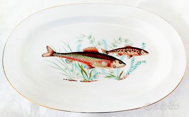 Servizio di piatti in porcellana fine decorati.