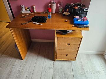 Scrivania in rovere massello con cassettiera