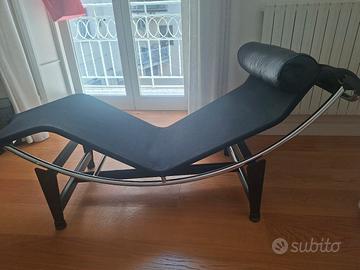 Chaise longue modello replica LC4 di Le Corbusier