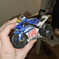 Modellino Yamaha M1 Valentino Rossi 2008 - 1:18