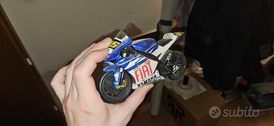 Modellino Yamaha M1 Valentino Rossi 2008 - 1:18