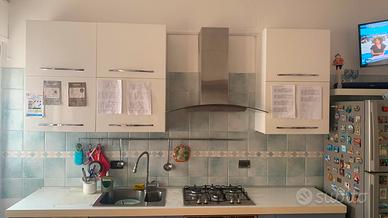 Cucina con forno, frigo Samsung, 4 fuochi,  aspira
