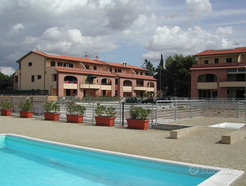 Trilocale con ampio terrazzo, piscina e garage