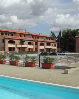 Trilocale con ampio terrazzo, piscina e garage