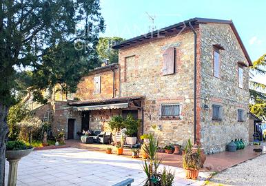 Casa semi-indipendente su 2 livelli con giardino