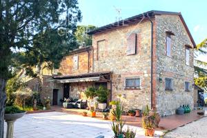 Casa semi-indipendente su 2 livelli con giardino