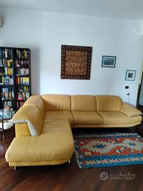 Divano in pelle giallo 