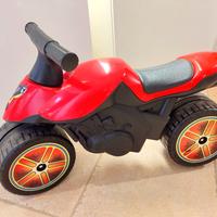 Moto cavalcabile rossa