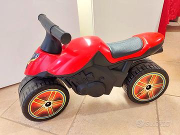 Moto cavalcabile rossa