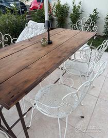 Tavolo in legno con finiture vintage 