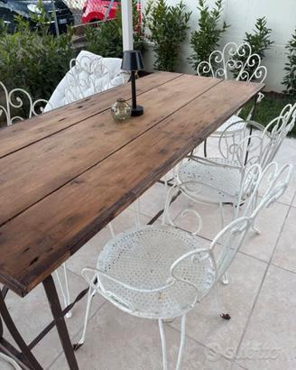 Tavolo in legno con finiture vintage 