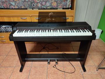 Piano Roland HP700