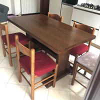 Tavolo in legno massello con 5 sedie