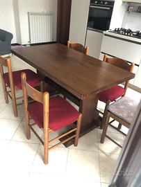Tavolo in legno massello con 5 sedie