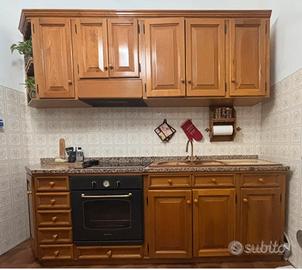 Cucina con eletrodomestici