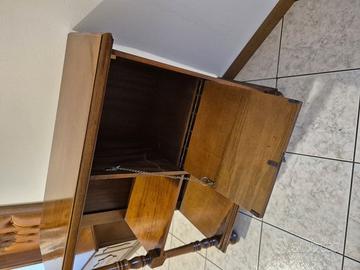 Mobiletto in legno con cassetti e anta chiave