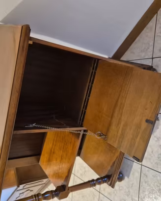Mobiletto in legno con cassetti e anta chiave
