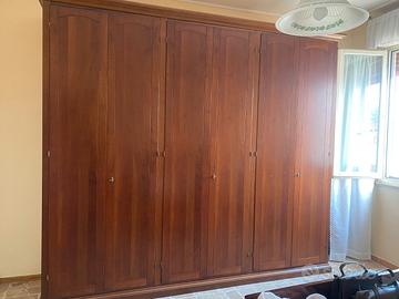Grande armadio in legno – 250 × 280 × 59 cm