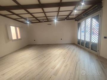 Locale con cortile per vari usati