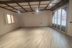 Locale con cortile per vari usati