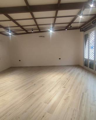 Locale con cortile per vari usati