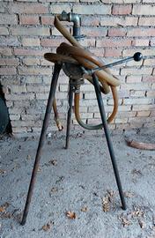 Pompa manuale per travasi, con treppiede