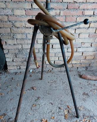 Pompa manuale per travasi, con treppiede