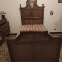 Letto antico in legno massiccio