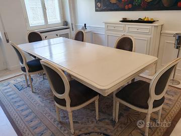 Tavolo, sedie e poltrone in legno e tessuto