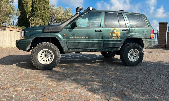 Fuoristrada jeep grand cherokee