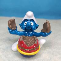 520516 Puffo che mangia uovo di Pasqua