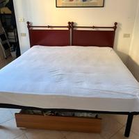 Letto matrimoniale con materasso e testiera