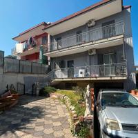 Pianura- villa con giardino, box e cantina