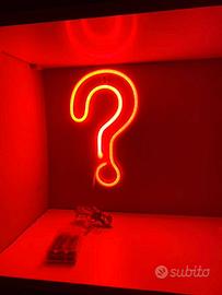 Luce rossa punto di domanda a pile