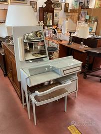 Mobile vintage con sgabello