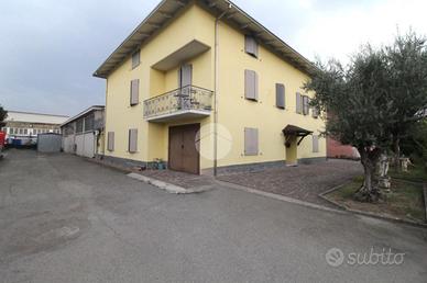 CASA SEMINDIPENDENTE A LANGHIRANO
