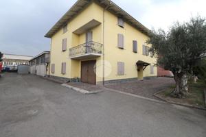 CASA SEMINDIPENDENTE A LANGHIRANO