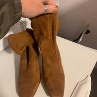 Stivaletti in camoscio con tacco