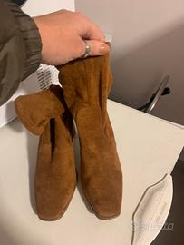 Stivaletti in camoscio con tacco