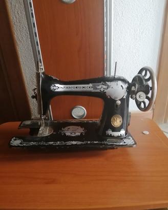 macchina da cucire manuale antica